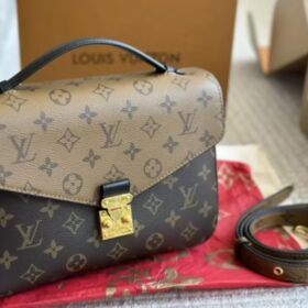 Louis Vuitton Pochette Metis M44876 photo review