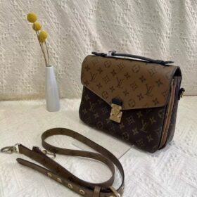 Louis Vuitton Pochette Metis M44876 photo review