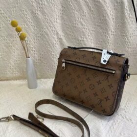 Louis Vuitton Pochette Metis M44876 photo review